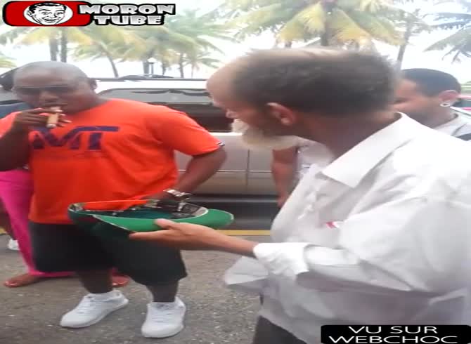 Video :A homeless man impresses everyone with an incredible magic act